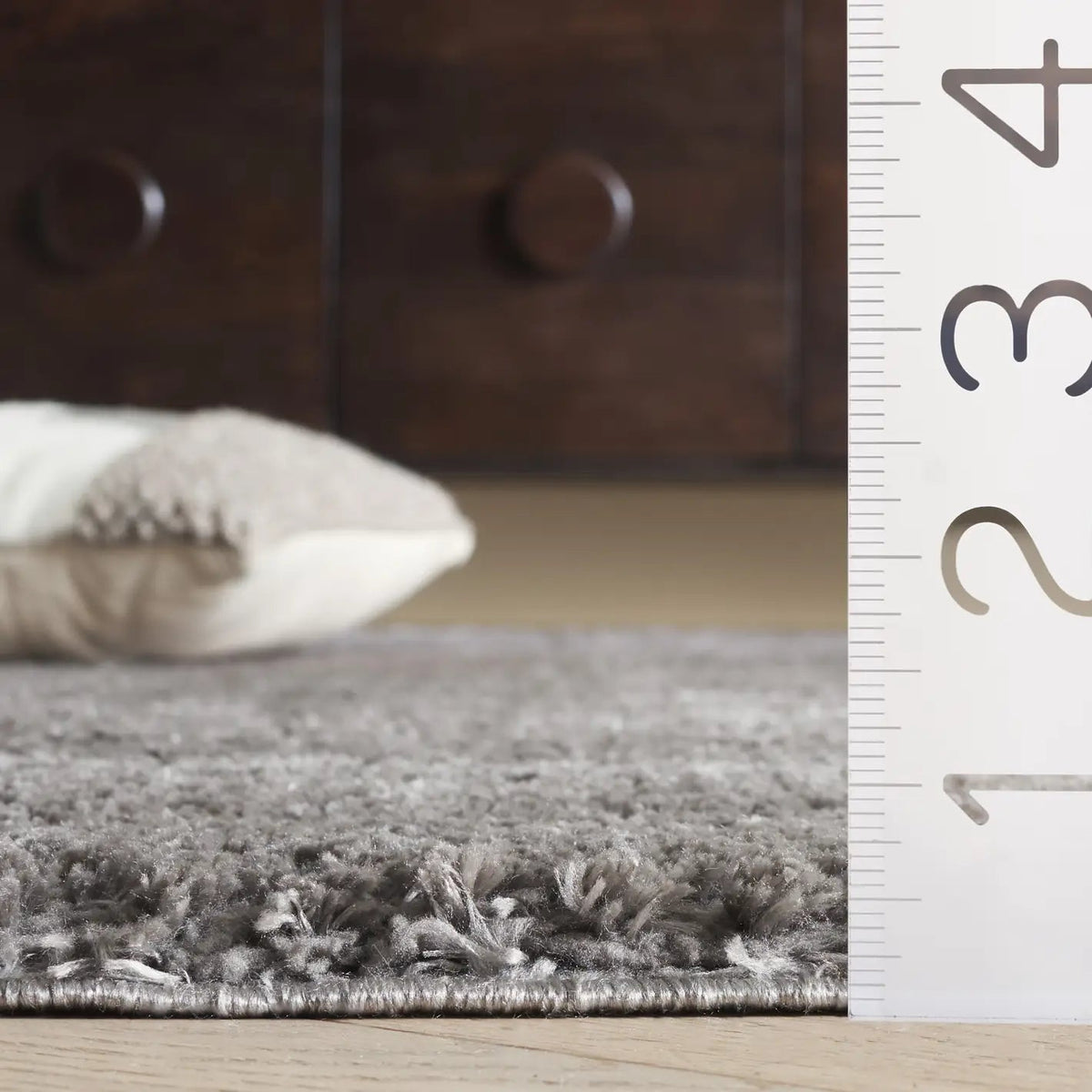 Safavieh Penelope Shag 4'-0" x 6'-0" Rug in Grey
