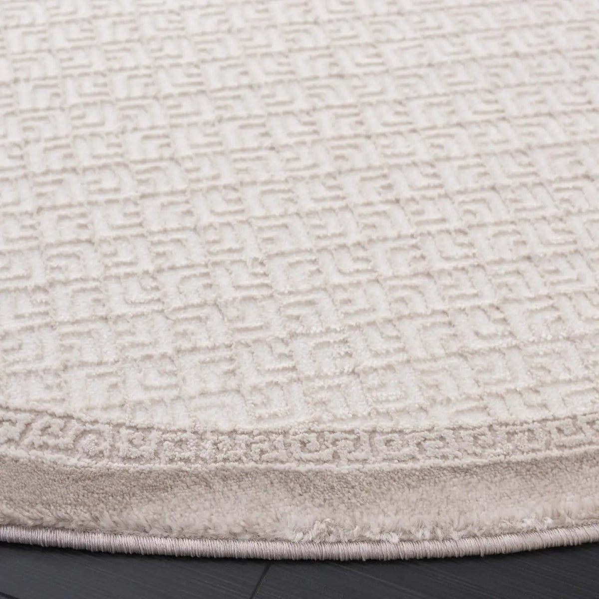 Safavieh Prestige 6'-7" x 6'-7" Rug in Ivory / Beige