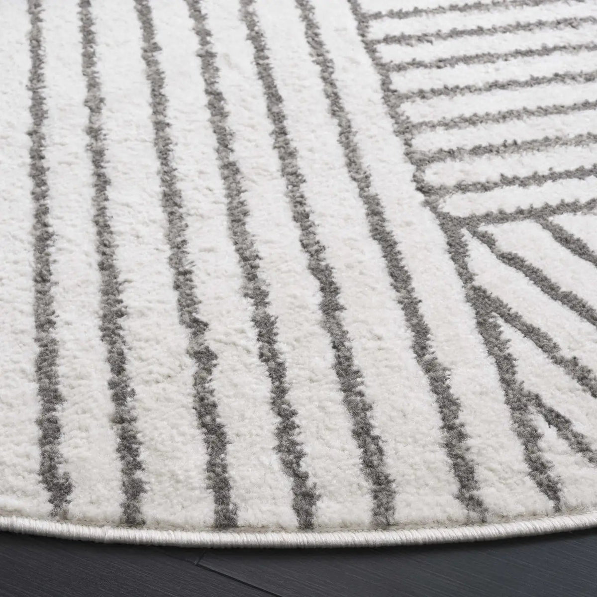 Safavieh Pyramid 6'-7" x 6'-7" Rug in Ivory / Grey