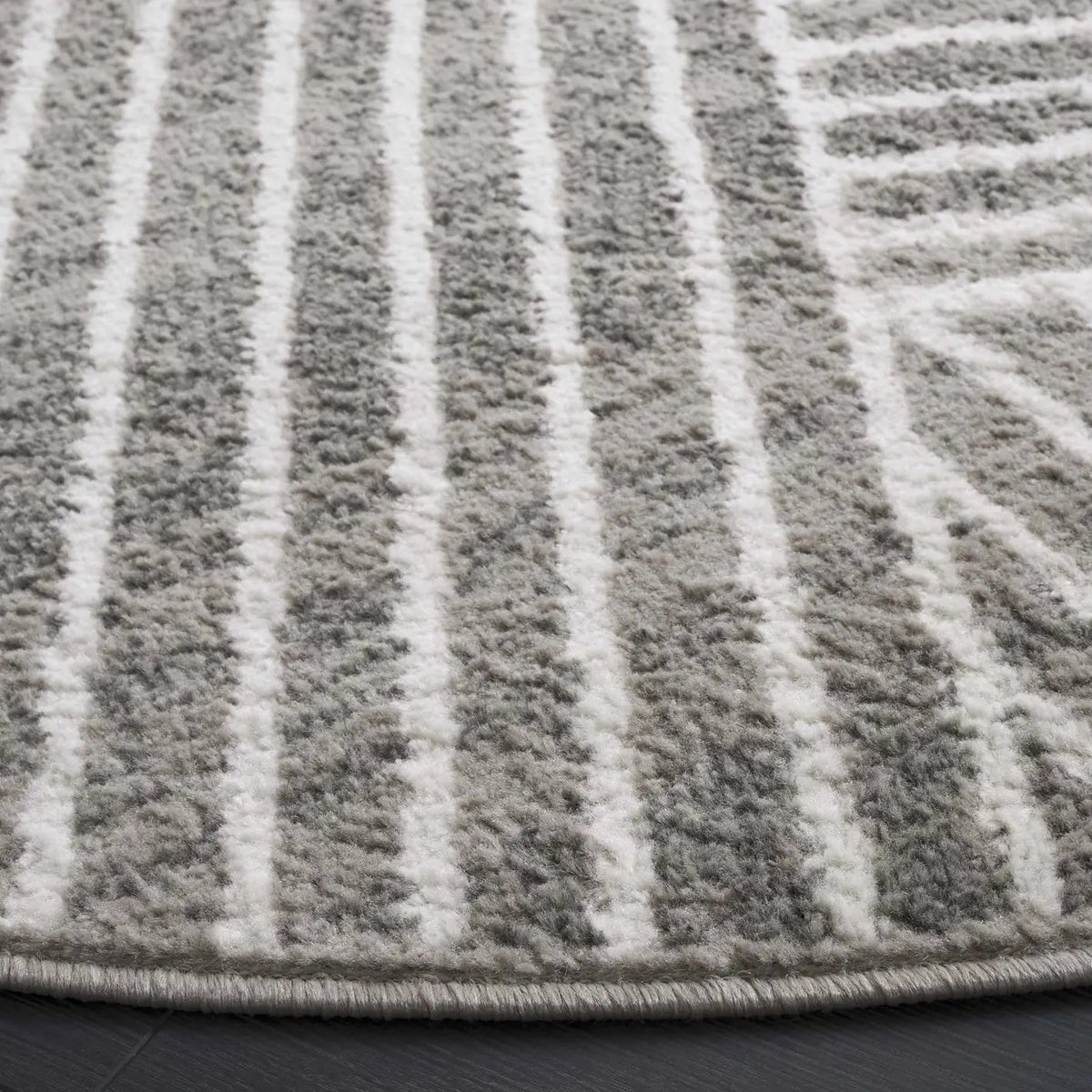 Safavieh Pyramid 6'-7" x 6'-7" Rug in Grey / Ivory