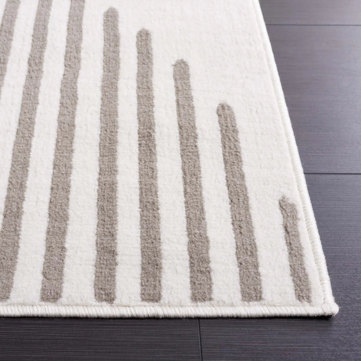 Safavieh Pyramid 4'-5" x 6'-5" Rug in Ivory / Grey