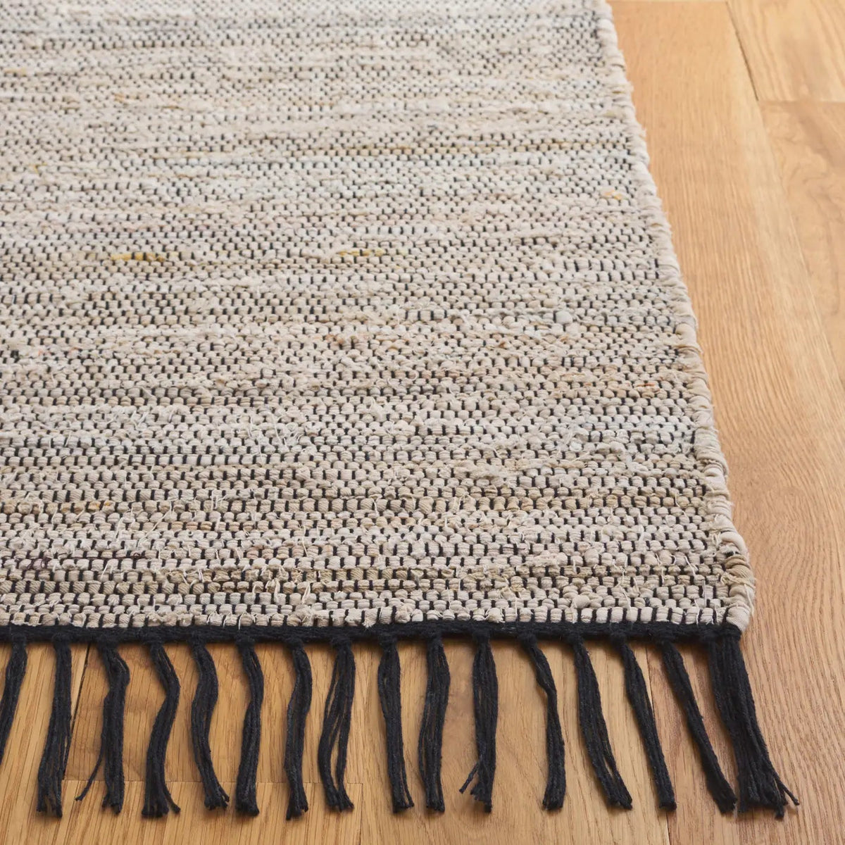 Safavieh Rag Rug 4'-0" x 6'-0" Rug in Ivory / Black
