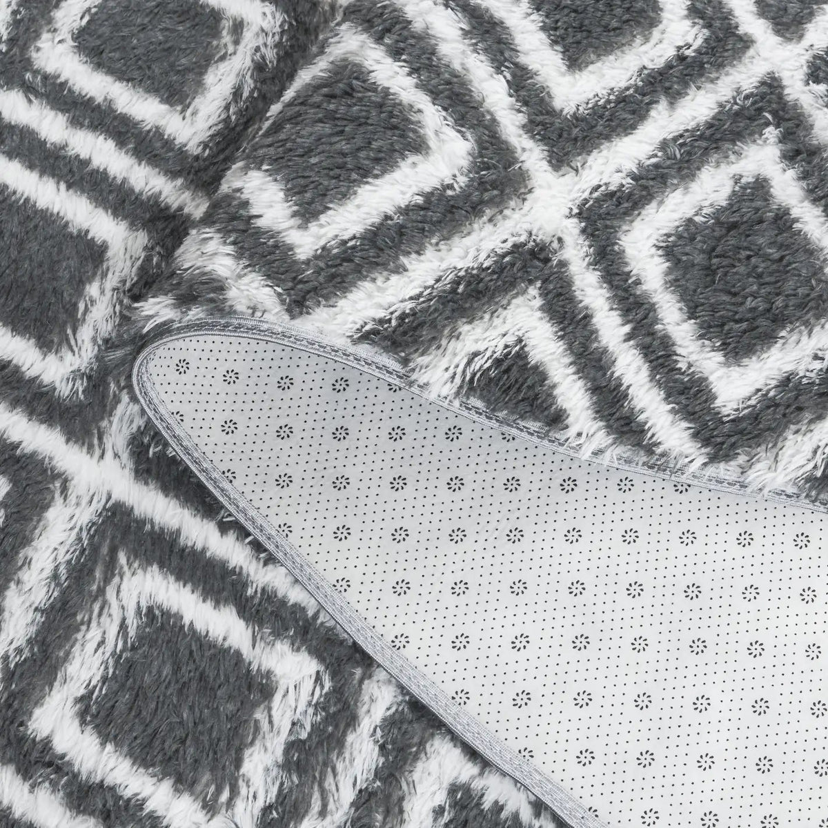 Safavieh Rainbow Shag 4'-0" x 6'-0" Rug in Charcoal / White