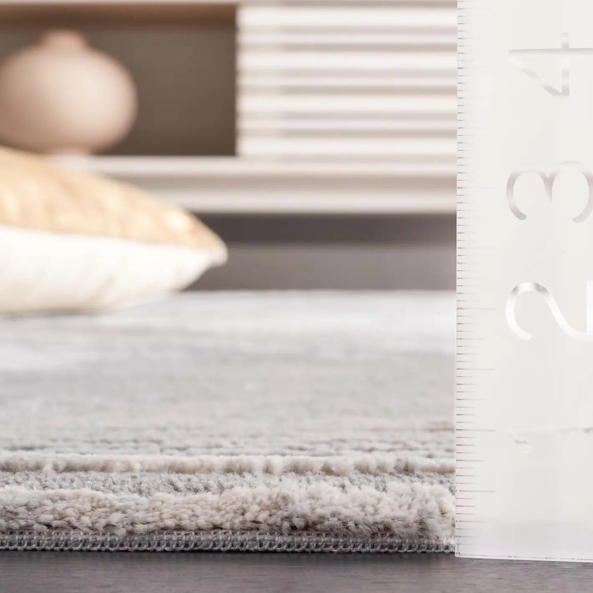 Safavieh Revive 4'-0" x 6'-0" Rug in Grey