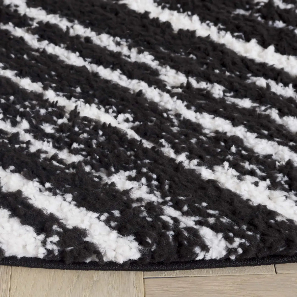 Safavieh Rumi Shag 6'-7" x 6'-7" Rug in Black / Ivory