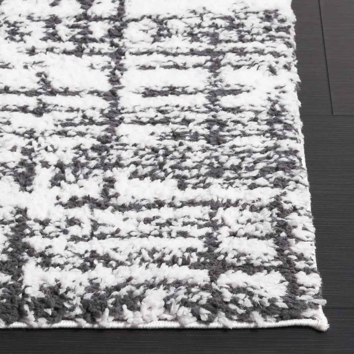 Safavieh Rumi Shag 4'-0" x 6'-0" Rug in Charcoal / Ivory