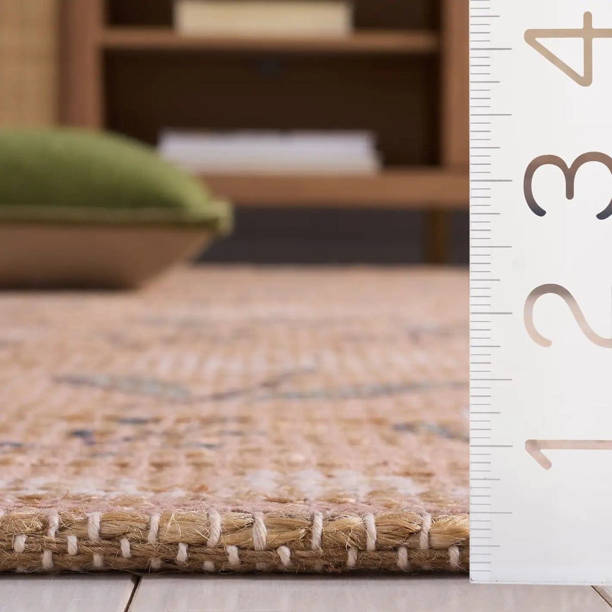 Safavieh Saffron 4'-0" x 6'-0" Rug in Natural / Green