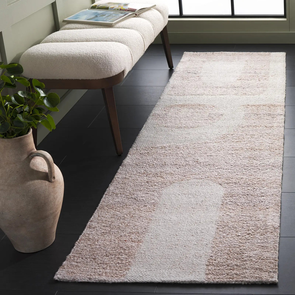 Safavieh Sahara 2'-3" x 8'-0" Rug in Natural / Ivory