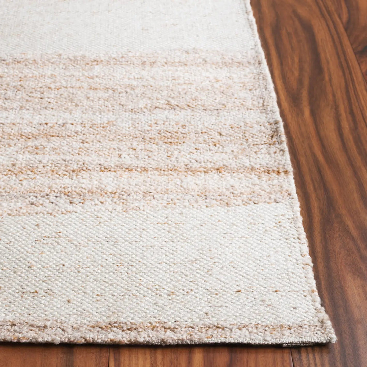 Safavieh Sahara 4'-0" x 6'-0" Rug in Natural / Ivory