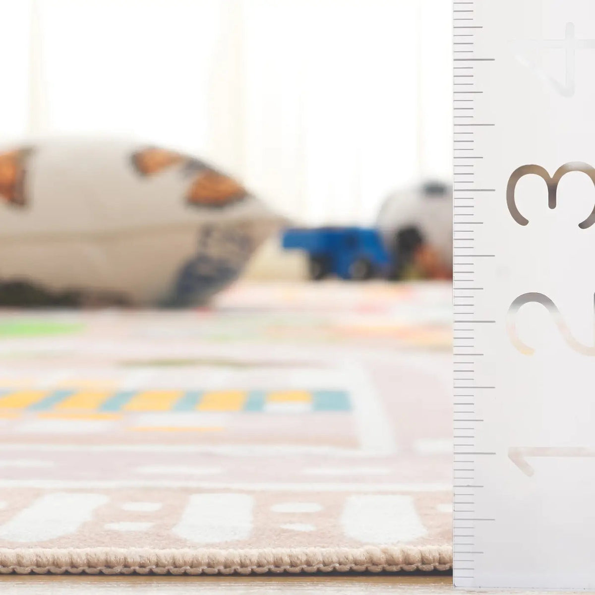 Safavieh Santa Monica Kids 4'-0" x 6'-0" Rug in Beige / Ivory