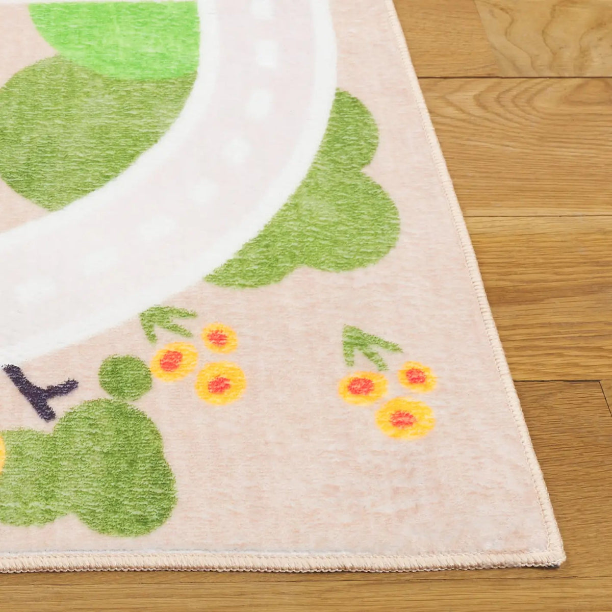 Safavieh Santa Monica Kids 4'-0" x 6'-0" Rug in Beige / Ivory