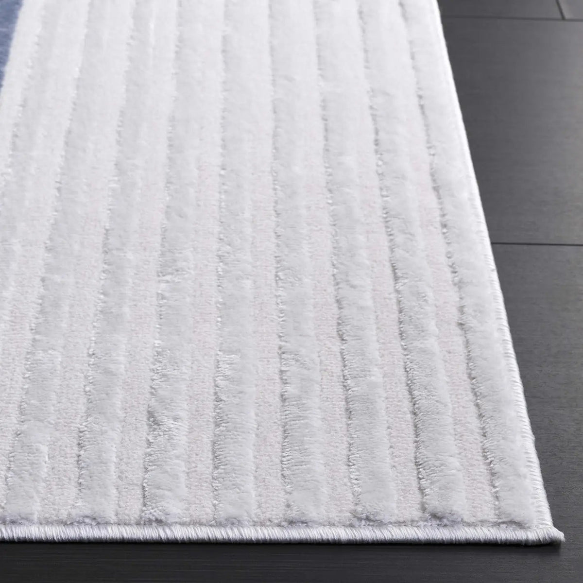 Safavieh Saylor 100 4'-0" x 6'-0" Rug in Ivory / Blue Grey