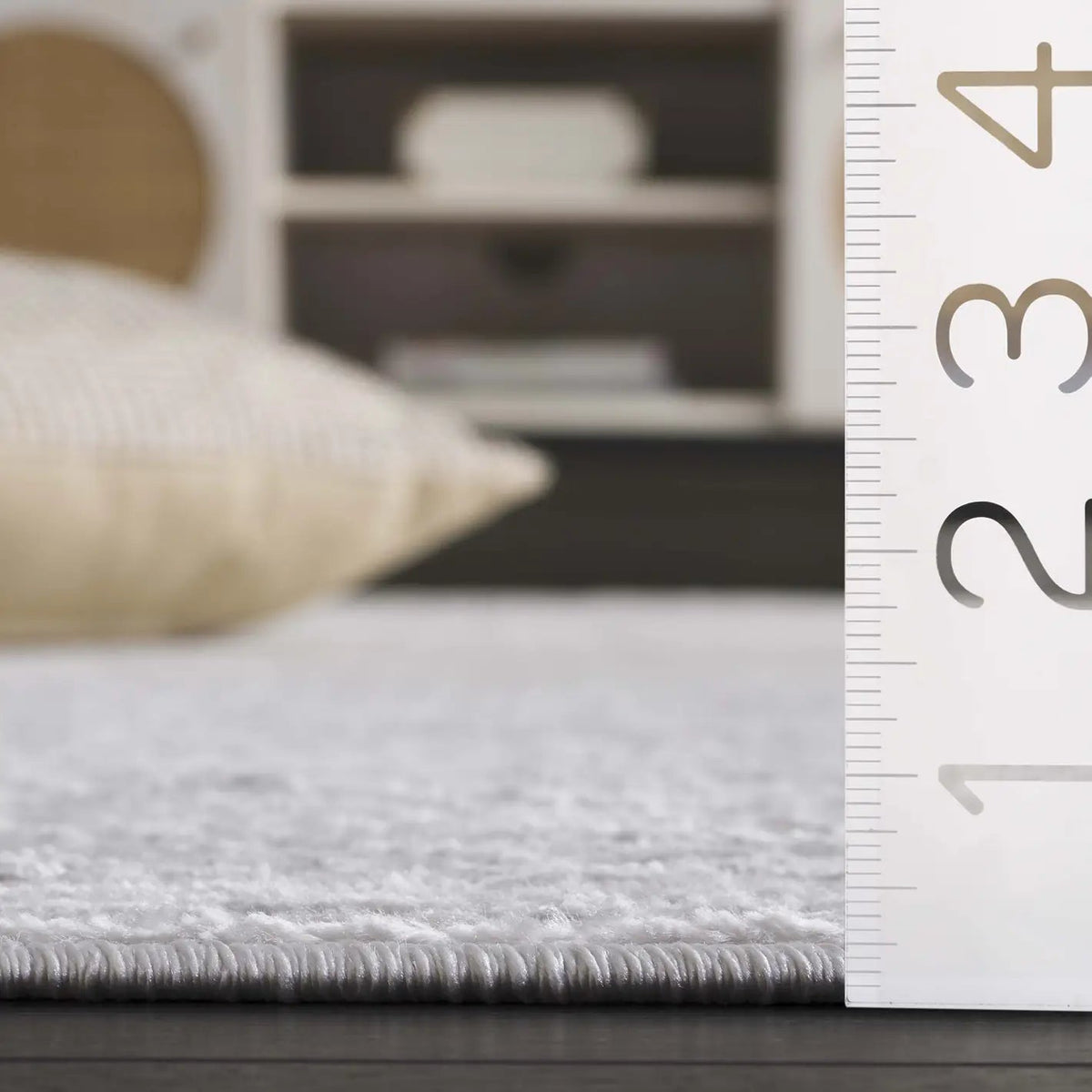 Safavieh Saylor 100 4'-0" x 6'-0" Rug in Ivory