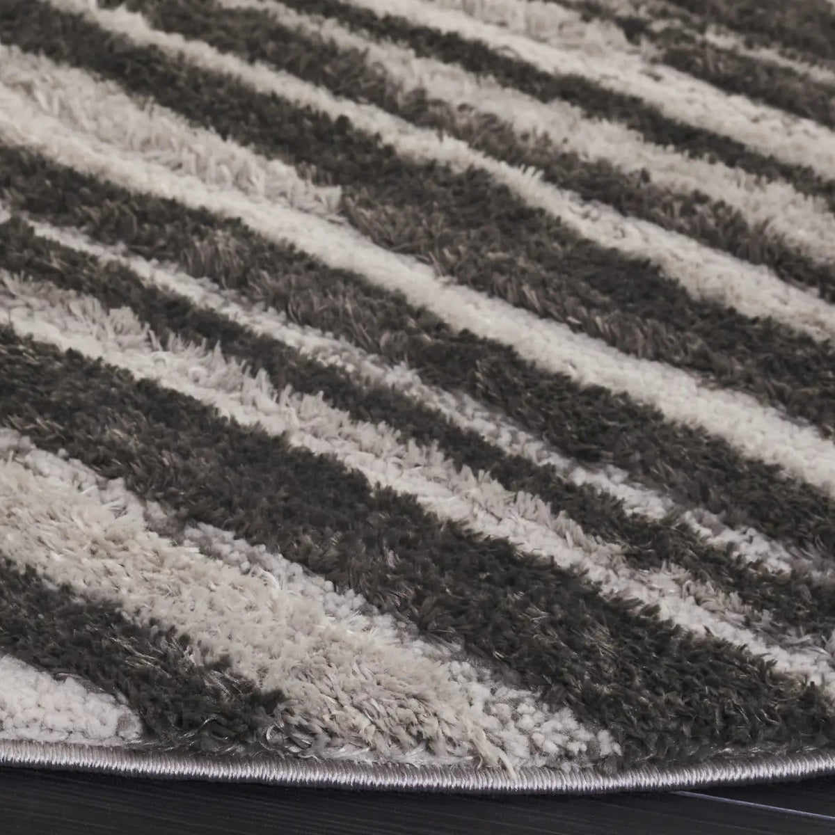 Safavieh Seattle Shag 900 6'-7" x 6'-7" Rug in Ivory / Grey