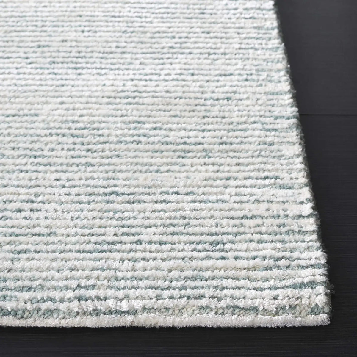 Safavieh Soho 4'-0" x 6'-0" Rug in Turquoise / Ivory