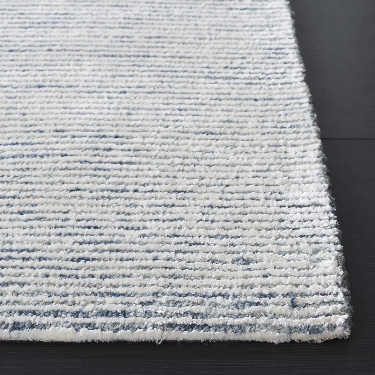 Safavieh Soho 4'-0" x 6'-0" Rug in Blue / Ivory