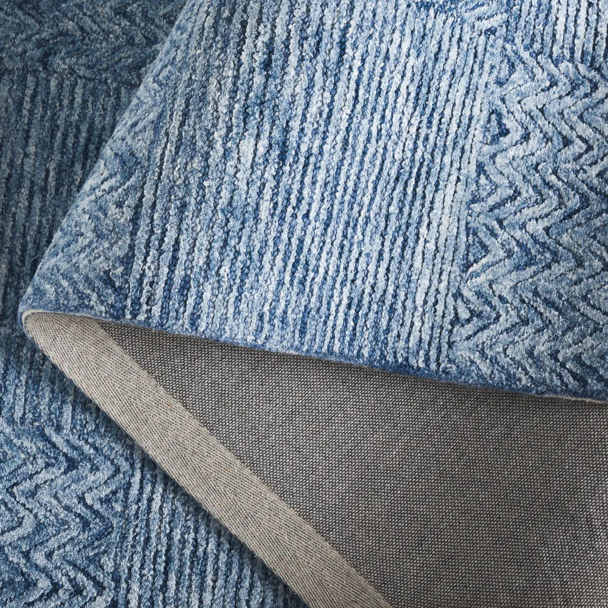 Safavieh Soho 4'-0" x 6'-0" Rug in Dark Blue / Ivory