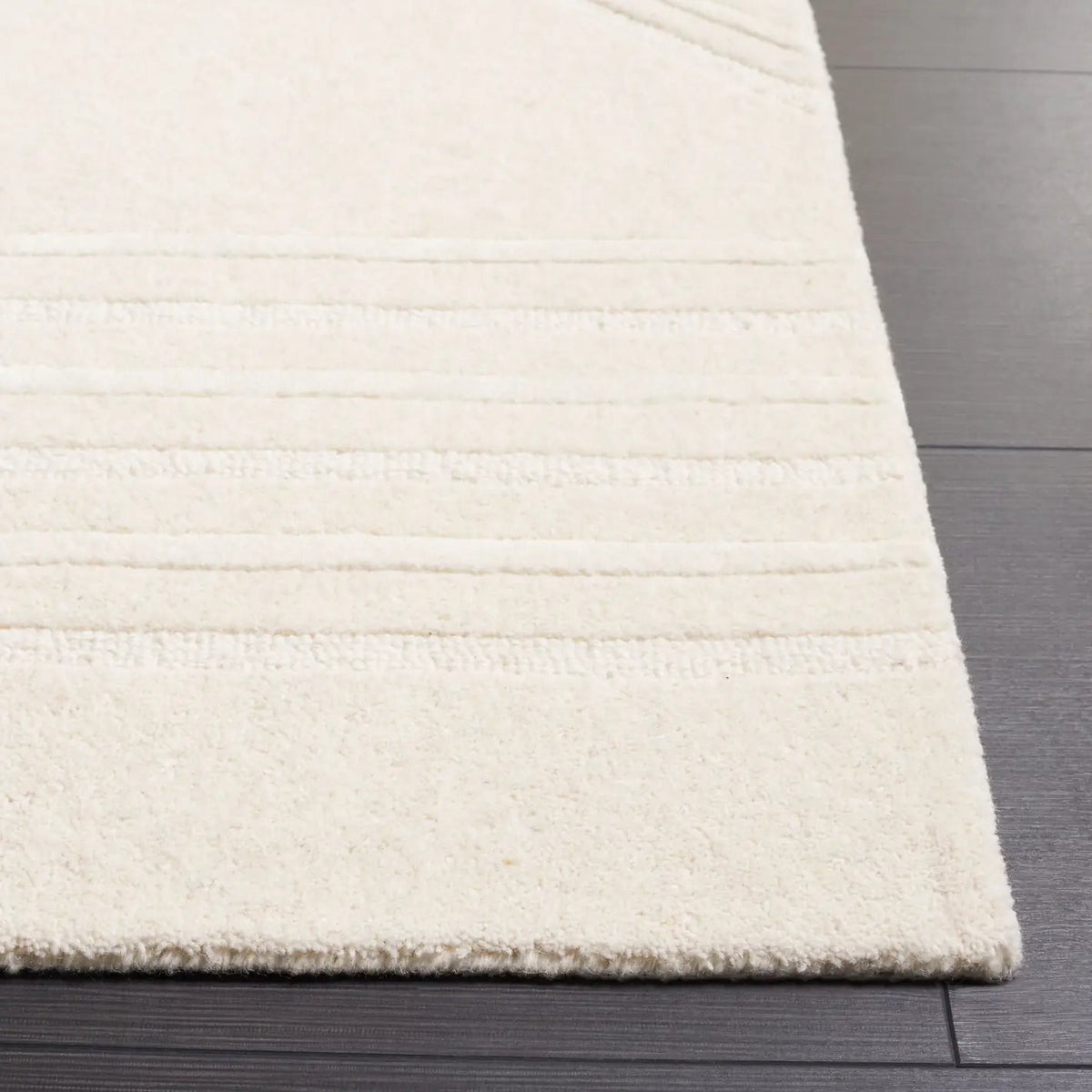Safavieh Soho 4'-0" x 6'-0" Rug in Beige / Ivory