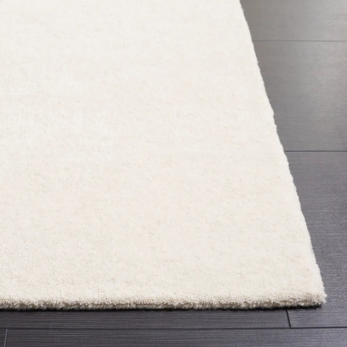 Safavieh Soho 4'-0" x 6'-0" Rug in Beige / Ivory