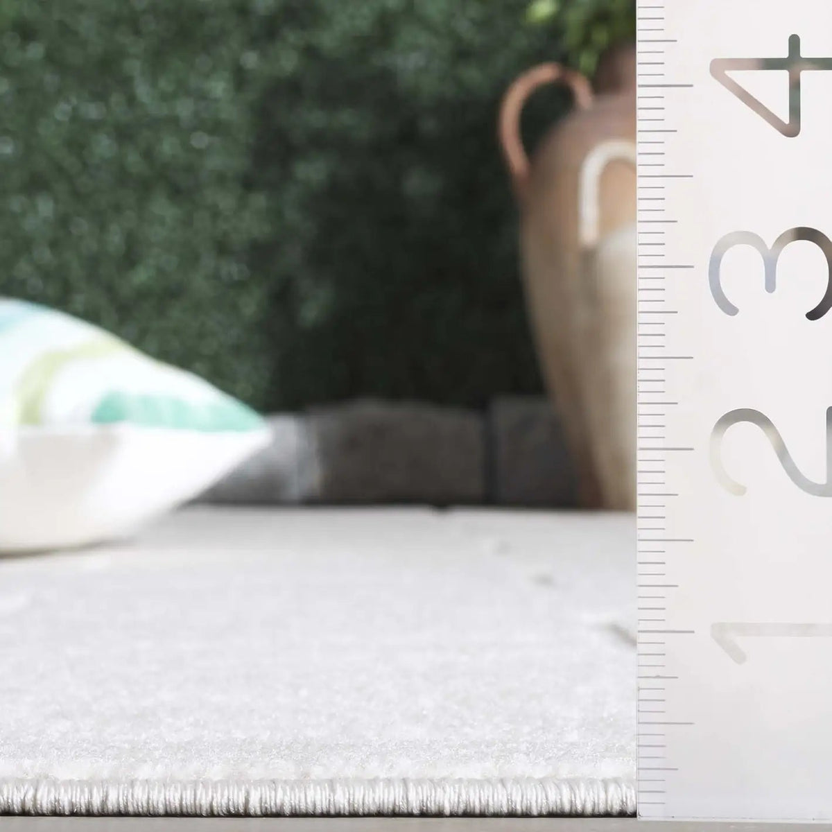 Safavieh Stella 4'-0" x 6'-0" Rug in Ivory