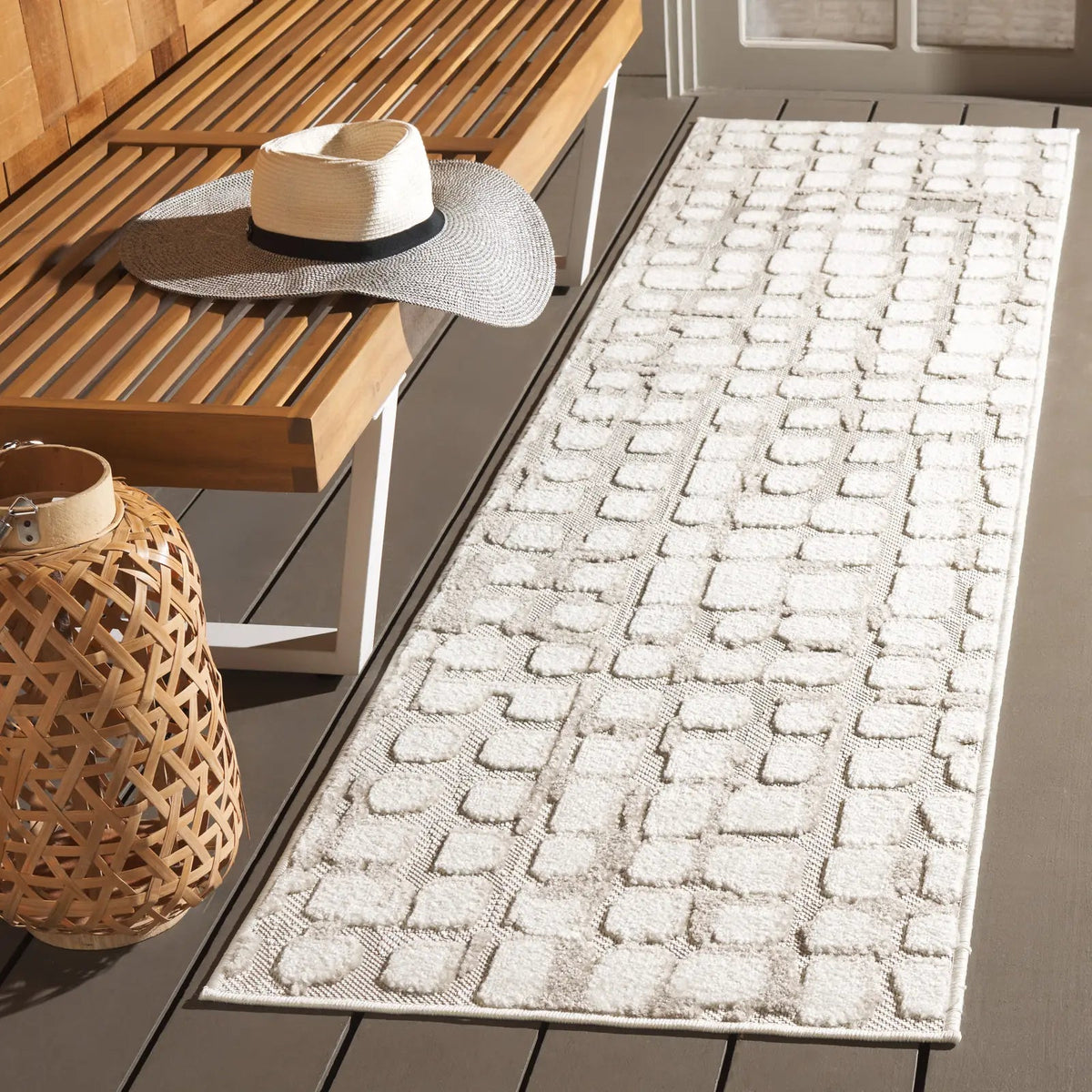 Safavieh Stella 2'-0" x 8'-0" Rug in Ivory / Beige