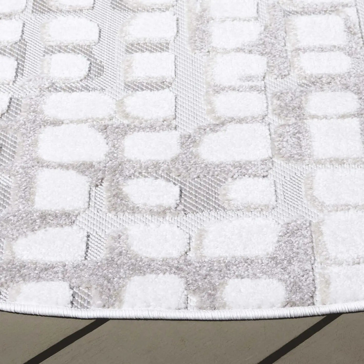 Safavieh Stella 6'-7" x 6'-7" Rug in Ivory / Beige