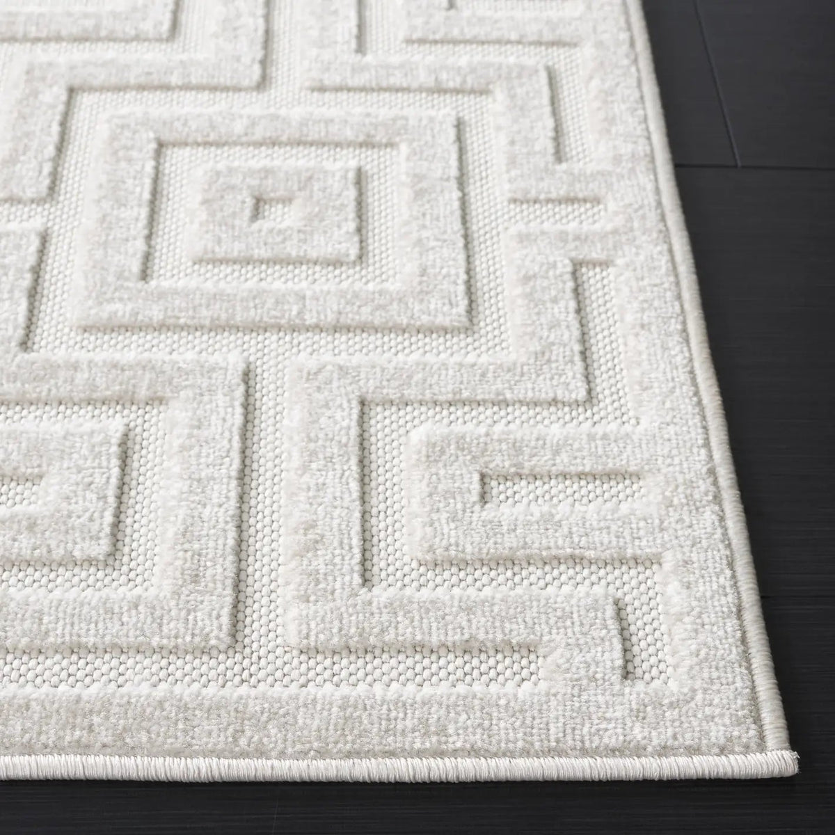 Safavieh Stella 4'-0" x 6'-0" Rug in Ivory