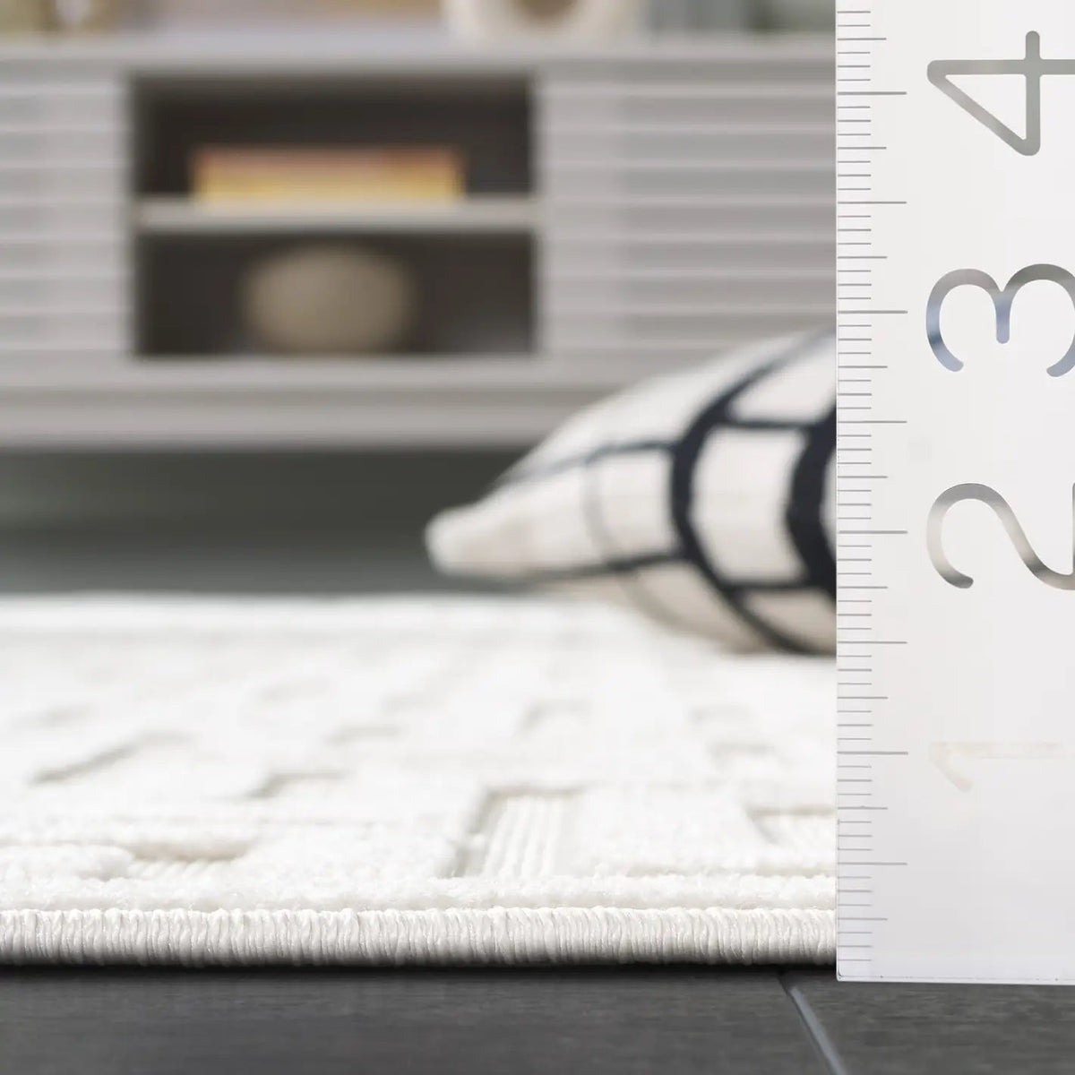 Safavieh Stella 4'-0" x 6'-0" Rug in Ivory