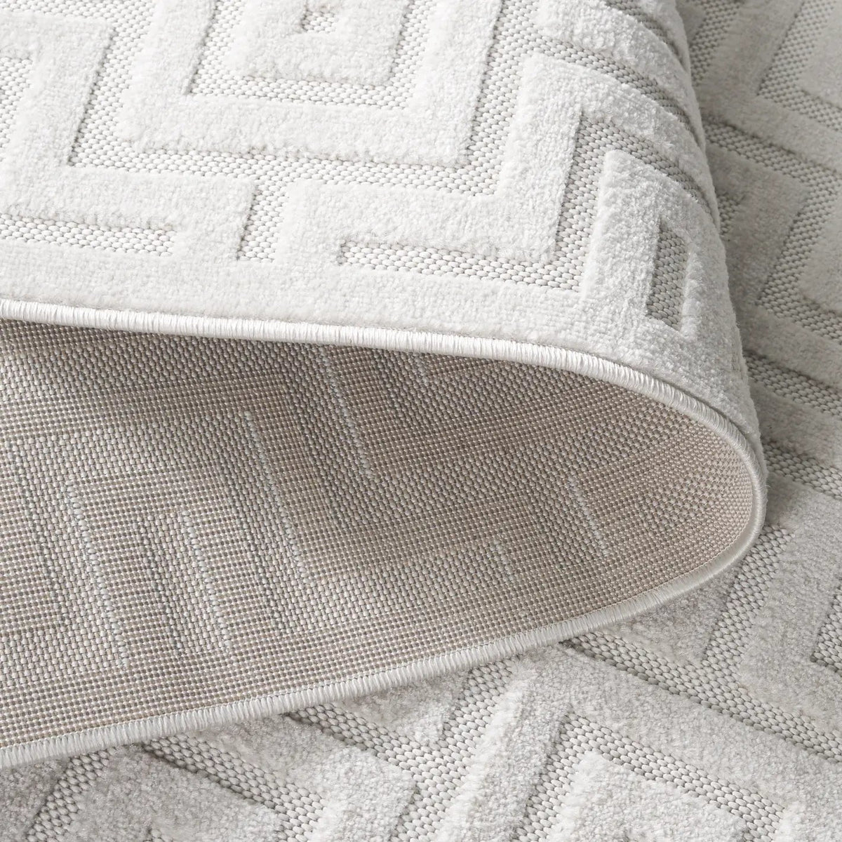Safavieh Stella 4'-0" x 6'-0" Rug in Ivory