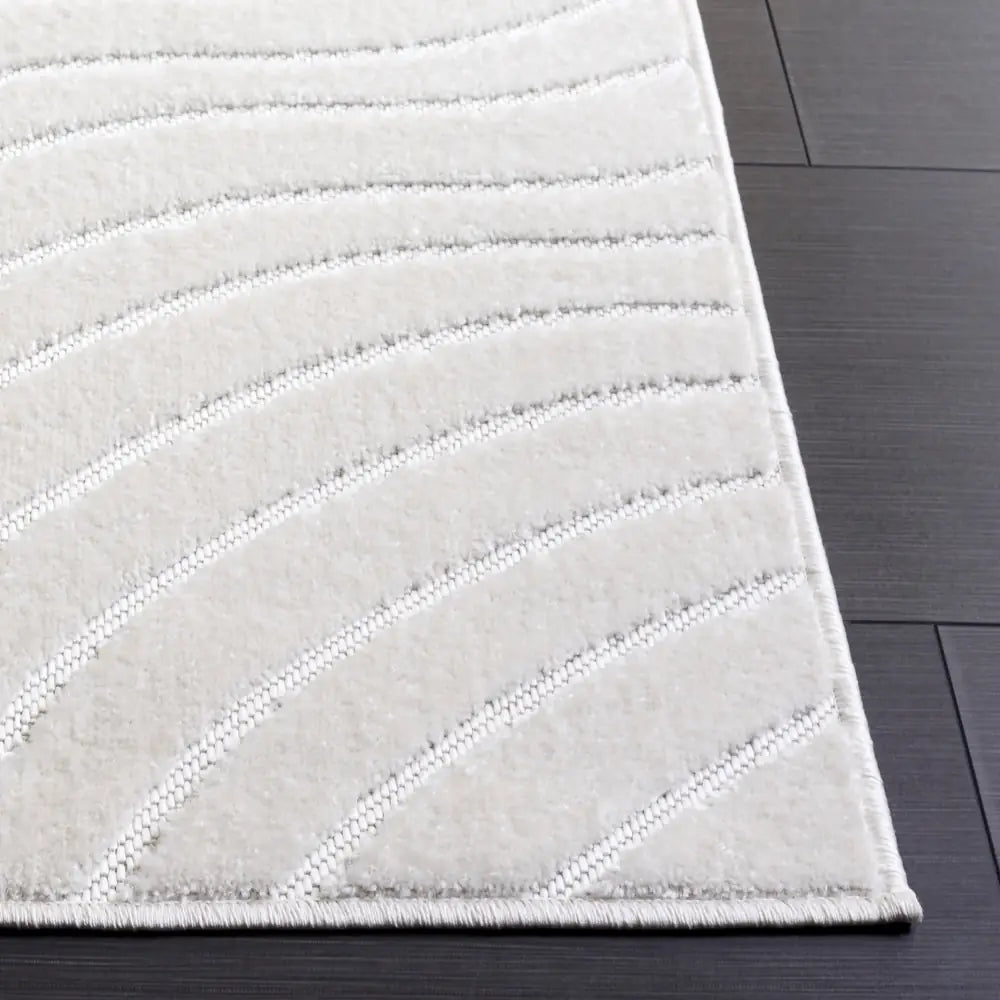 Safavieh Stella 5'-3" x 7'-6" Rug in Ivory