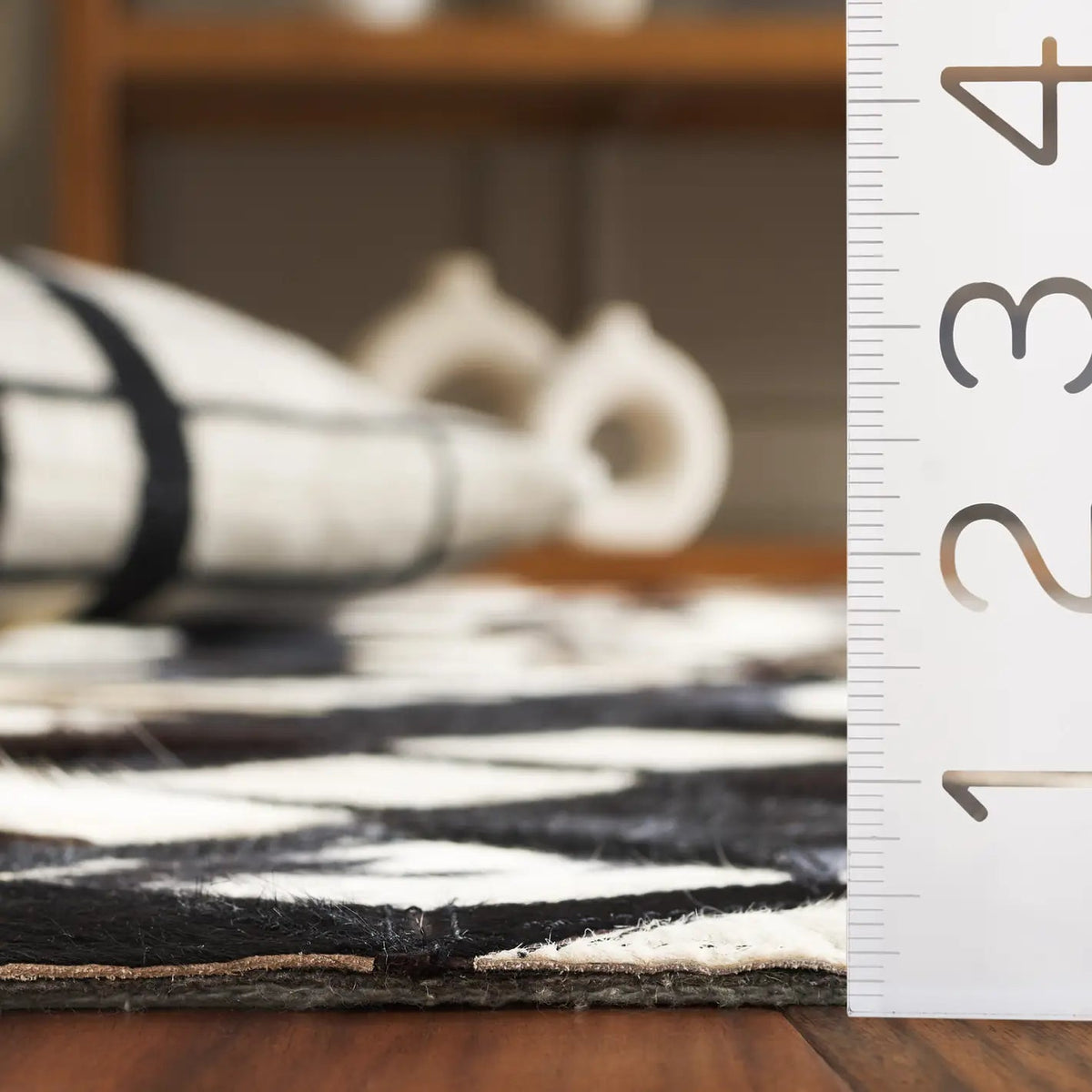 Safavieh Studio Leather 4'-0" x 6'-0" Rug in Black / Ivory