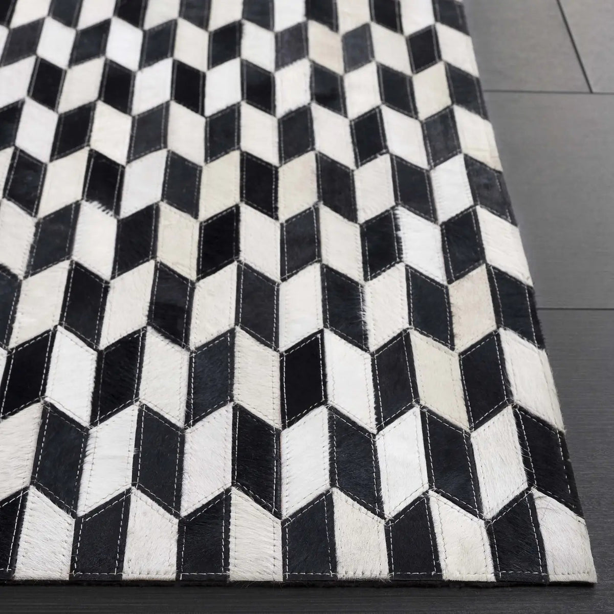 Safavieh Studio Leather 4'-0" x 6'-0" Rug in Ivory / Black