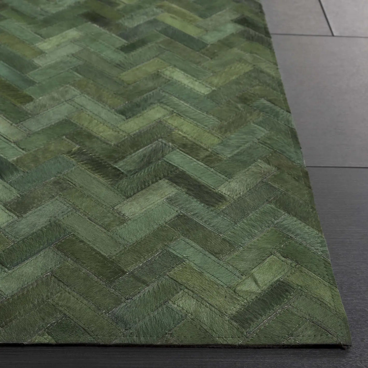 Safavieh Studio Leather 4'-0" x 6'-0" Rug in Green