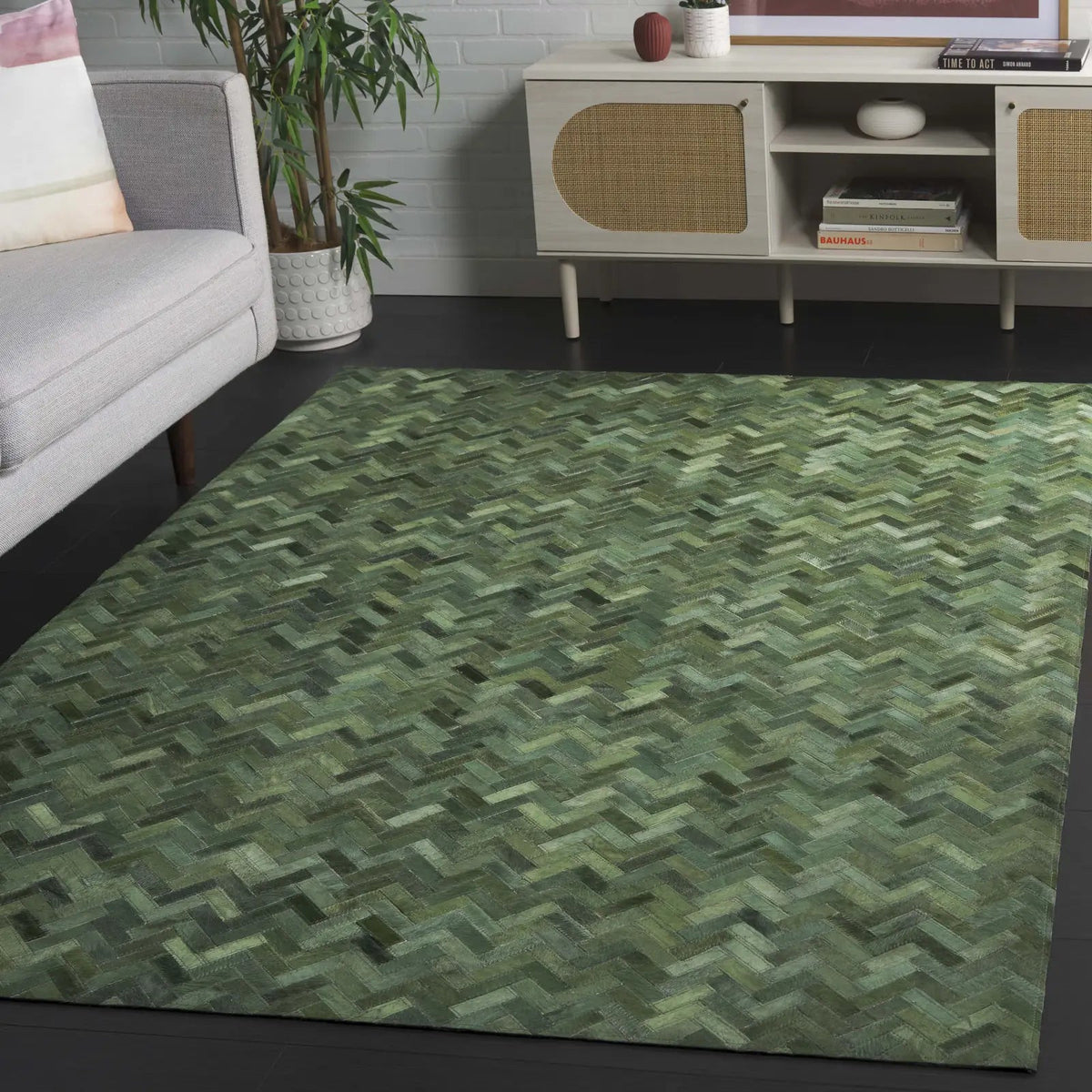 Safavieh Studio Leather 4'-0" x 6'-0" Rug in Green