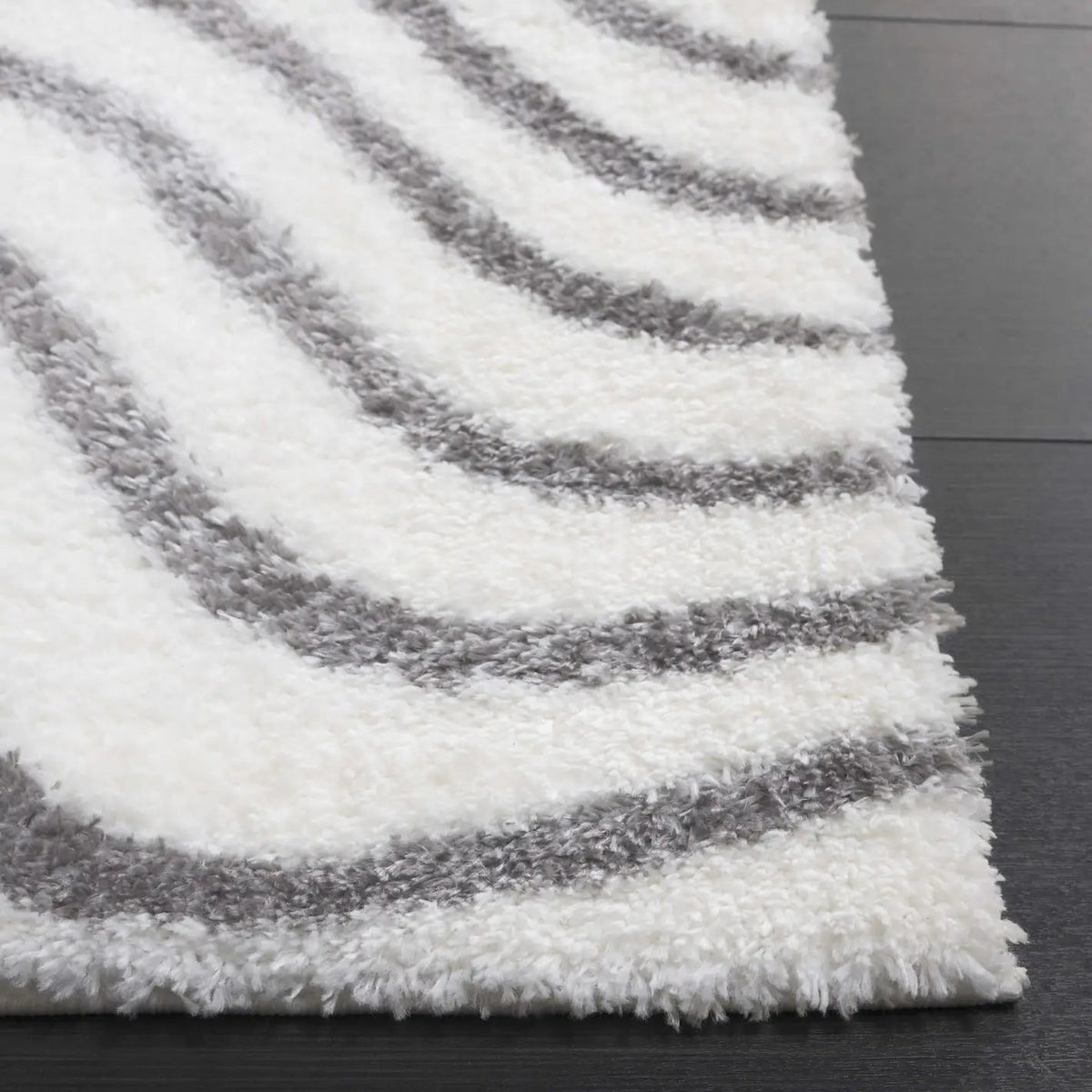 Safavieh Tahoe Shag 4'-0" x 6'-0" Rug in Ivory / Grey
