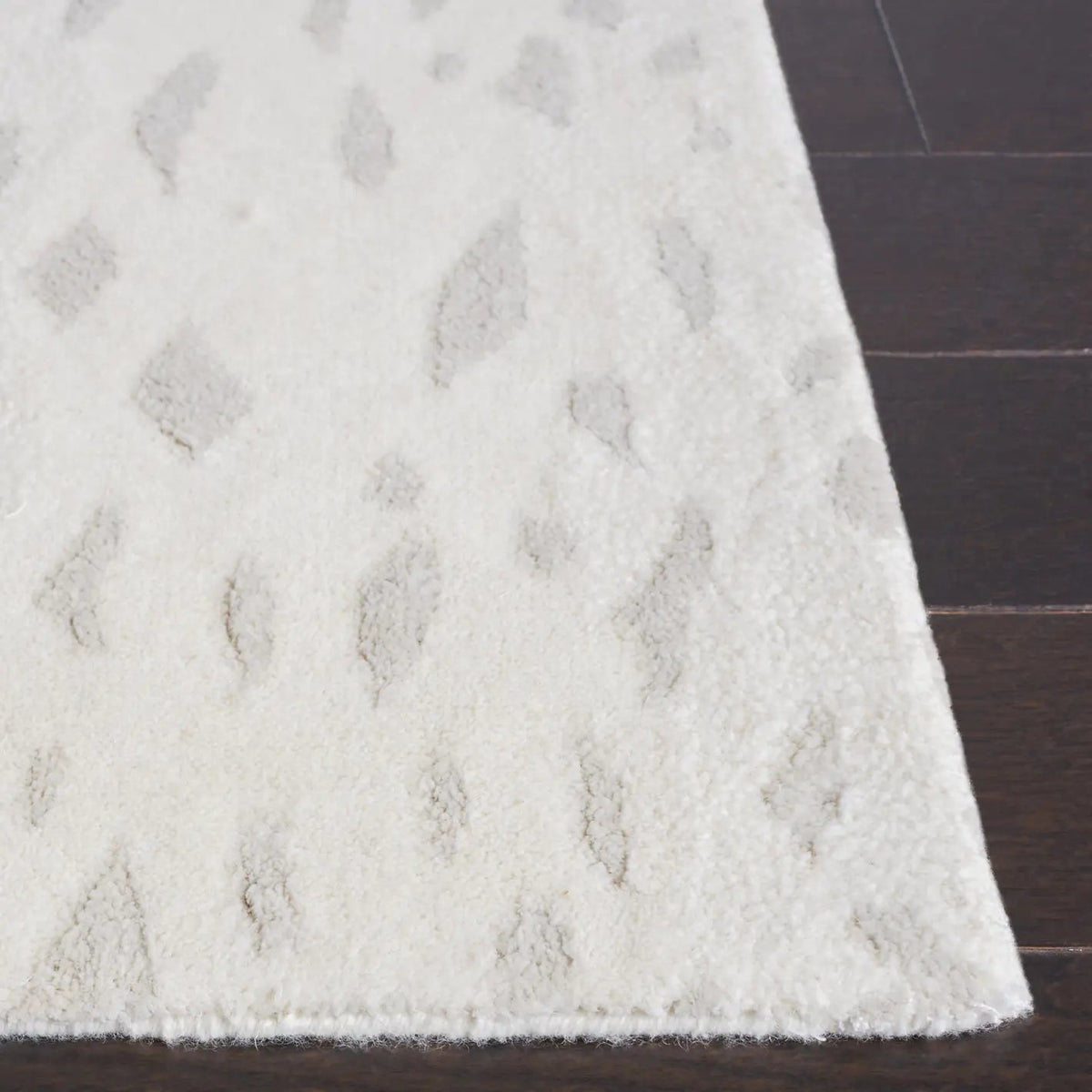 Safavieh Tibetan 4'-0" x 6'-0" Rug in Ivory / Beige