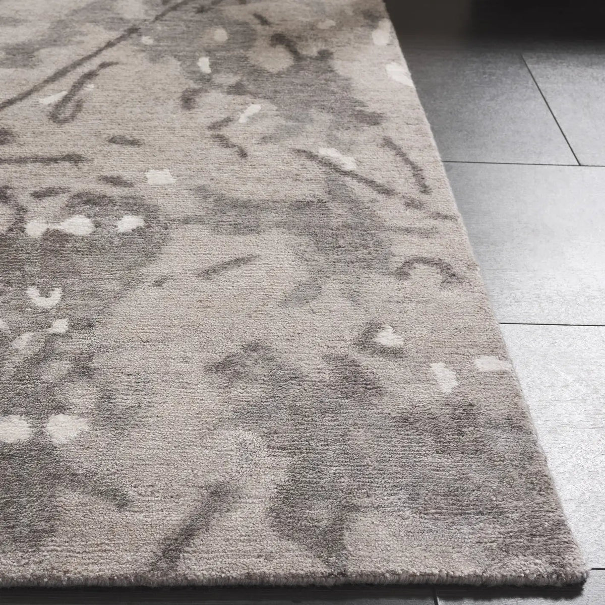 Safavieh Tibetan 6'-0" x 9'-0" Rug in Smoke