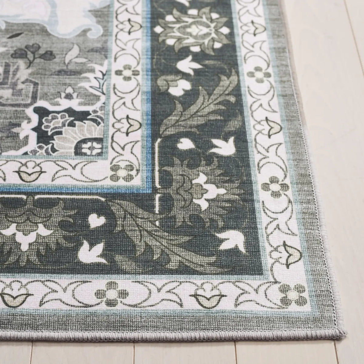 Safavieh Tucson 4'-0" x 6'-0" Rug in Green / Light Green