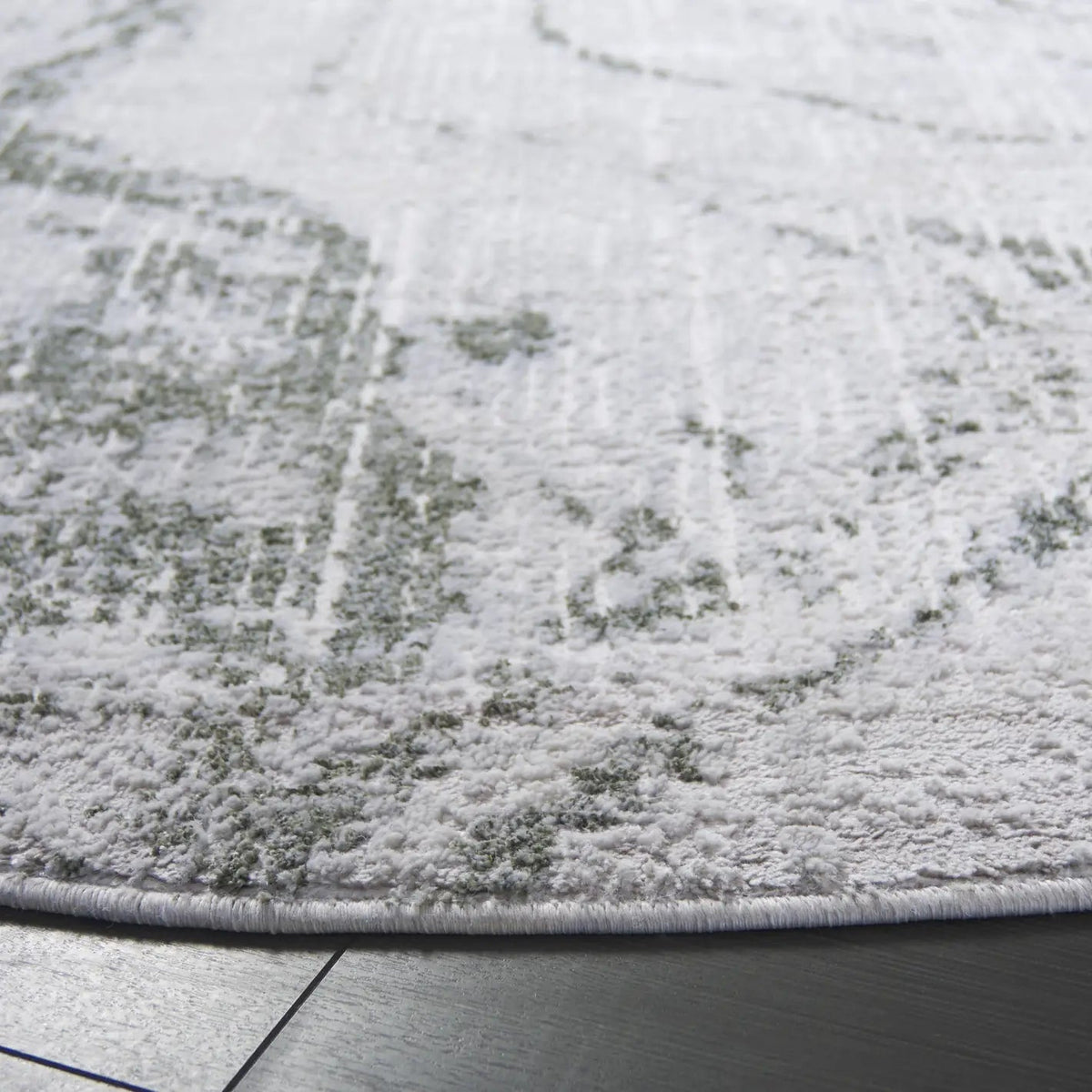Safavieh Whisper 6'-7" x 6'-7" Rug in Green / Ivory