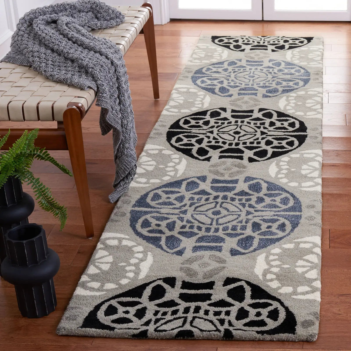 Safavieh Wyndham 2'-3" x 11'-0" Rug in Grey / Black