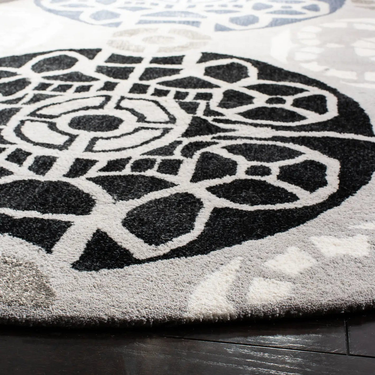 Safavieh Wyndham 7'-0" x 7'-0" Rug in Grey / Black