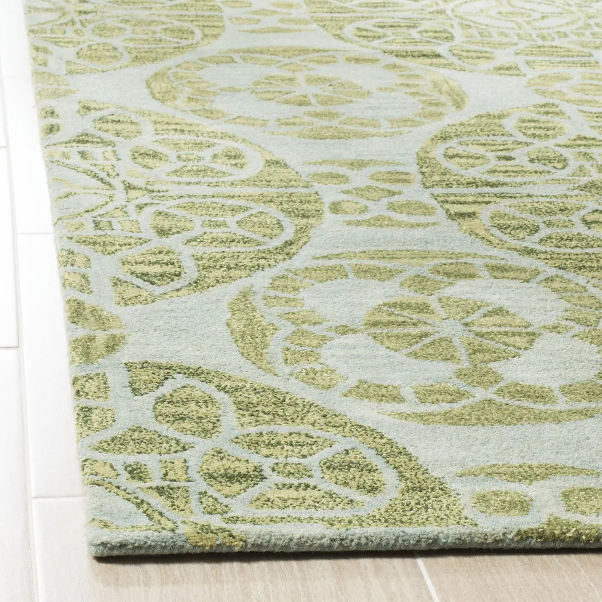 Safavieh Wyndham 5'-0" x 8'-0" Rug in Turquoise / Green