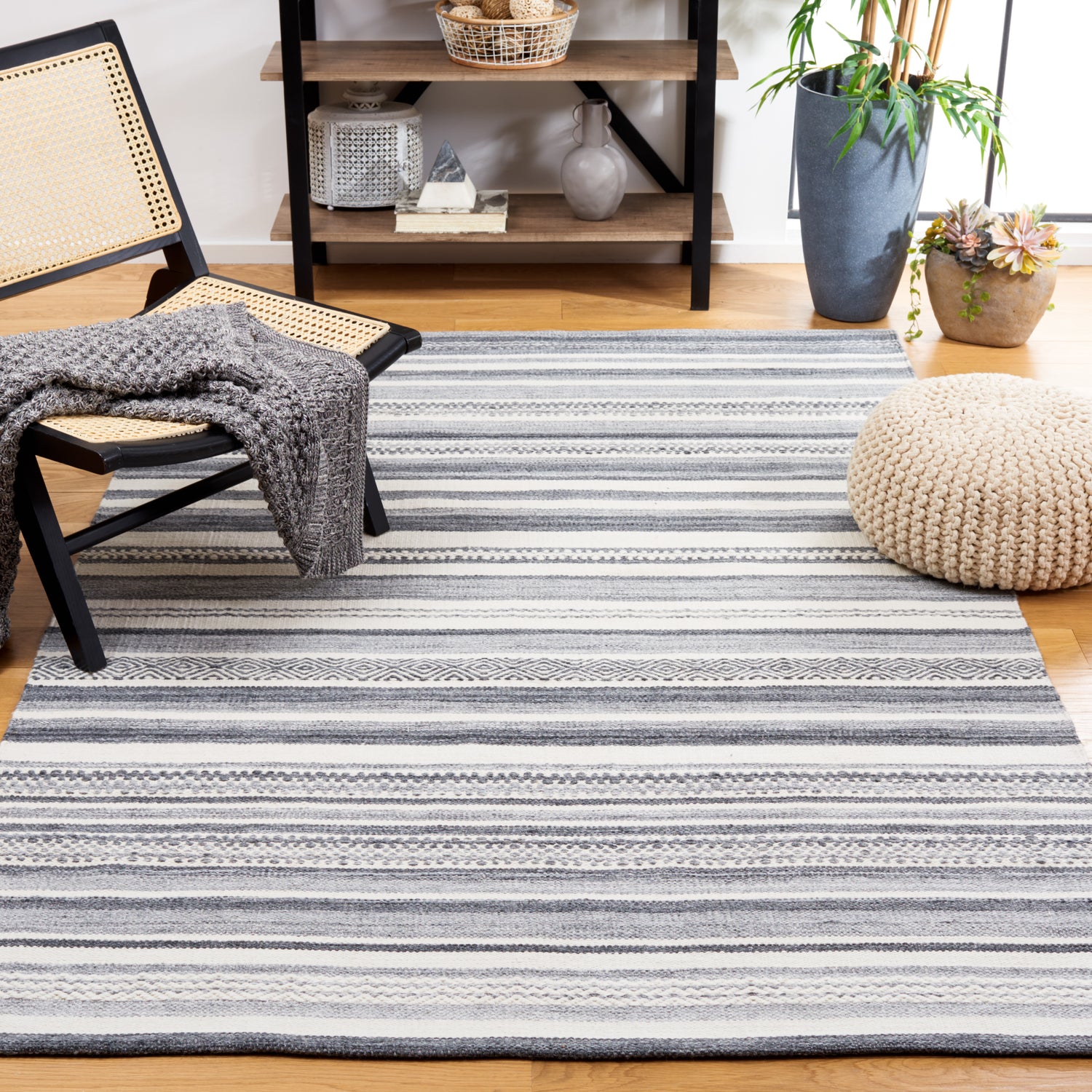 Safavieh Striped Kilim Stk426H Charcoal/Ivory Rug.