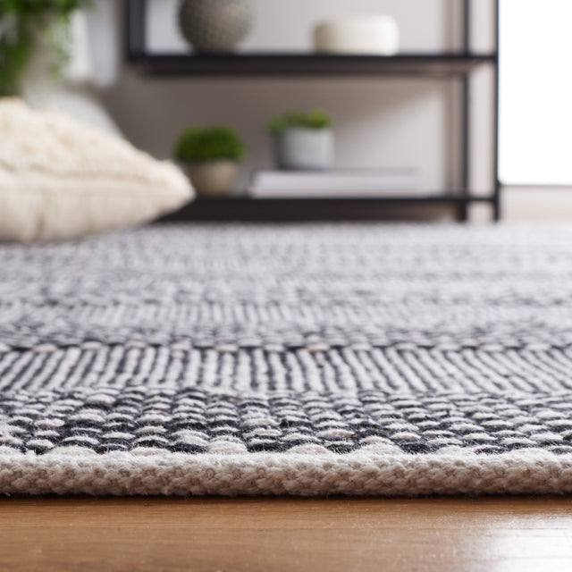 Safavieh Striped Kilim Stk802Z Ivory/Black Rug.