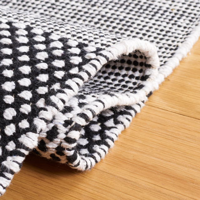 Safavieh Striped Kilim Stk802Z Ivory/Black Rug.