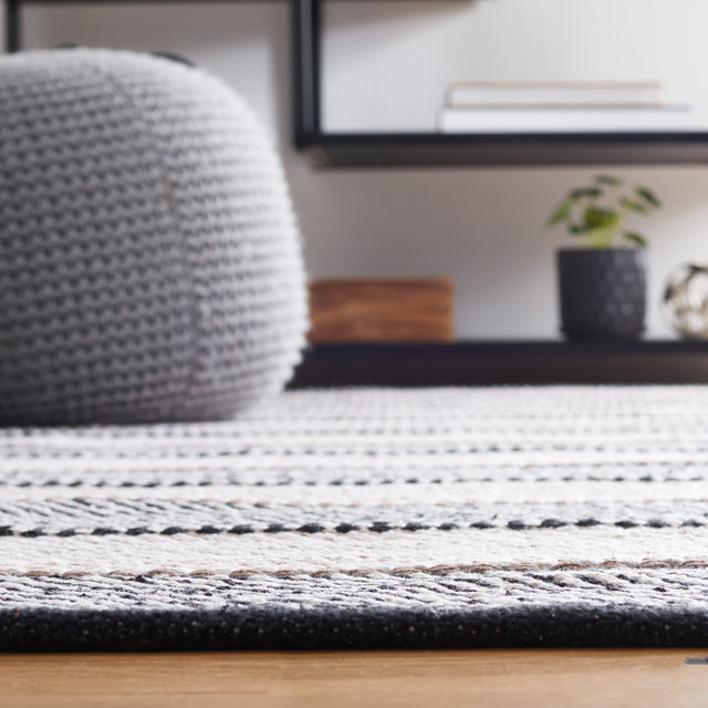 Safavieh Striped Kilim Stk803Z Ivory/Black Rug.