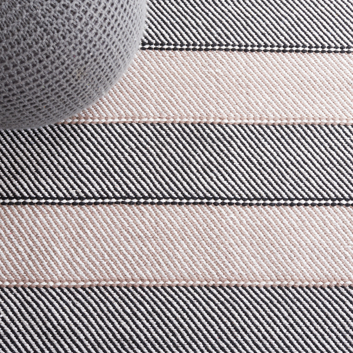 Safavieh Striped Kilim Stk803Z Ivory/Black Rug.