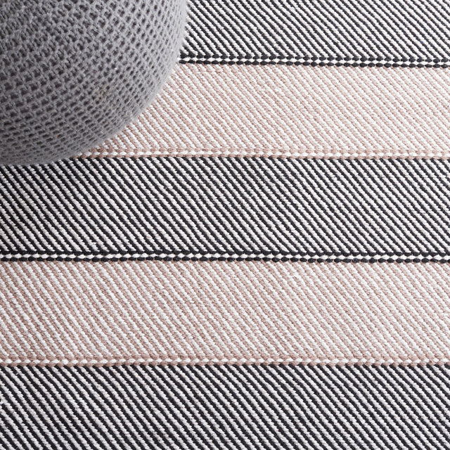 Safavieh Striped Kilim Stk803Z Ivory/Black Rug.