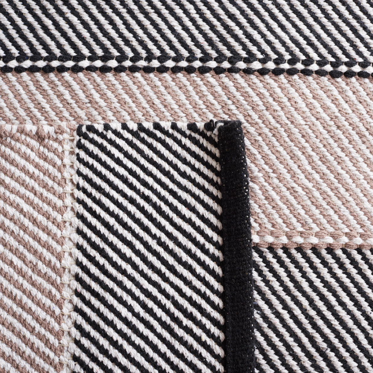 Safavieh Striped Kilim Stk803Z Ivory/Black Rug.