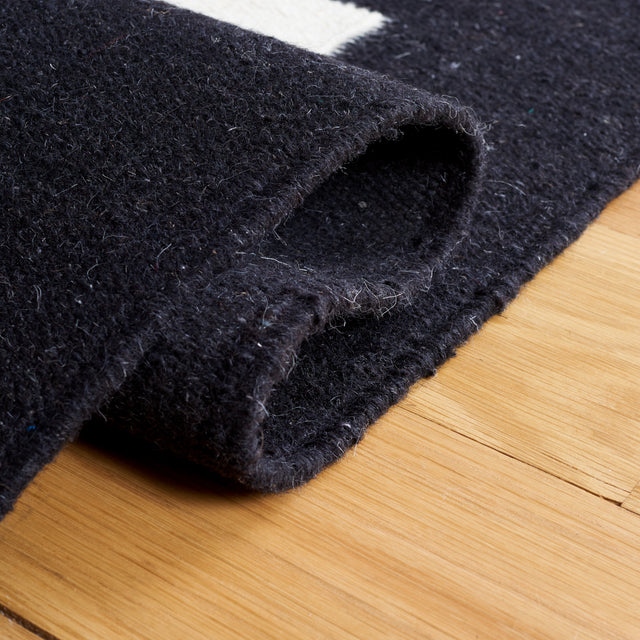 Safavieh Striped Kilim Stk805Z Black/Ivory Rug.